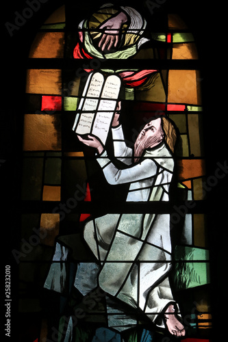 Moïse reoit les Tables de la Loi. Vitrail. Eglise Saint-Ulrich d'Altenstadt de Wissembourg. / Moses receives the Tables of the Law. Stained glass. Church of St. Ulrich Altenstadt Wissembourg.  photo