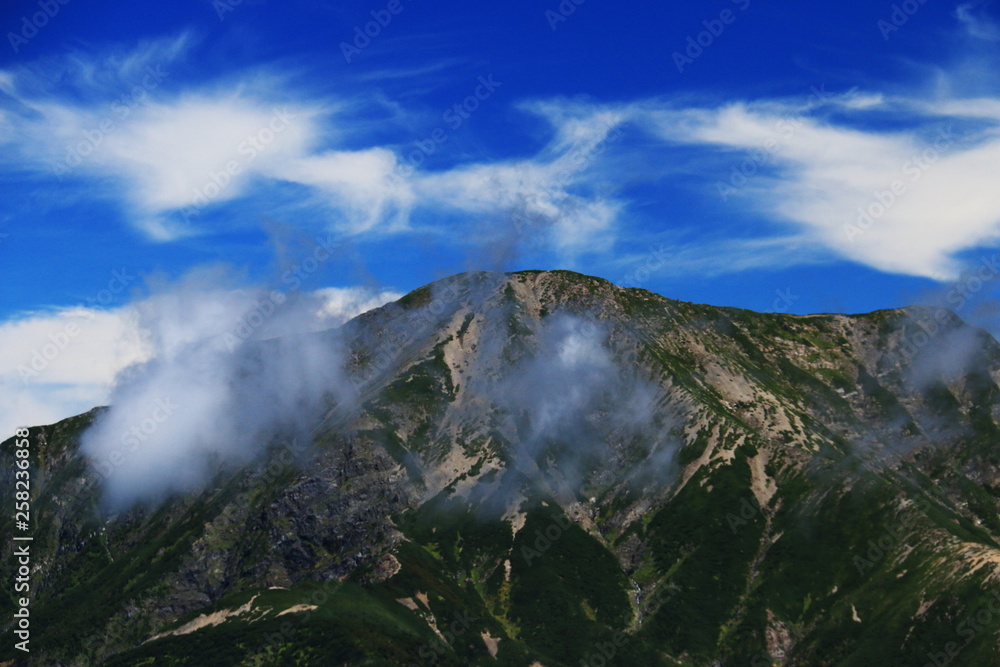 南アルプス光岳（てかりだけ）への道　縦走路から見る南アルプス南部の山々　聖岳　