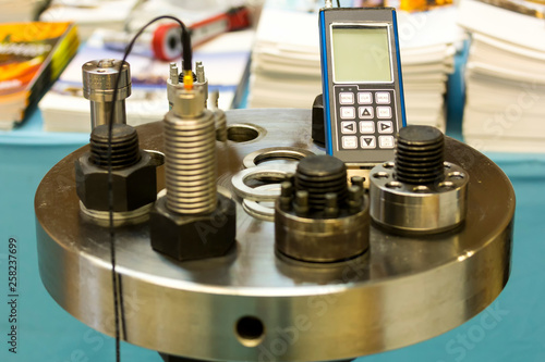 Fotografia ultrasonic bolt load measurement (maintenance testing device) for industrial wor