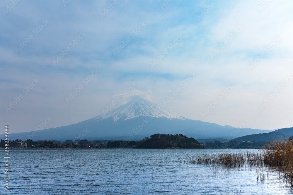 (山梨県-風景)川口湖畔から望む富士１
