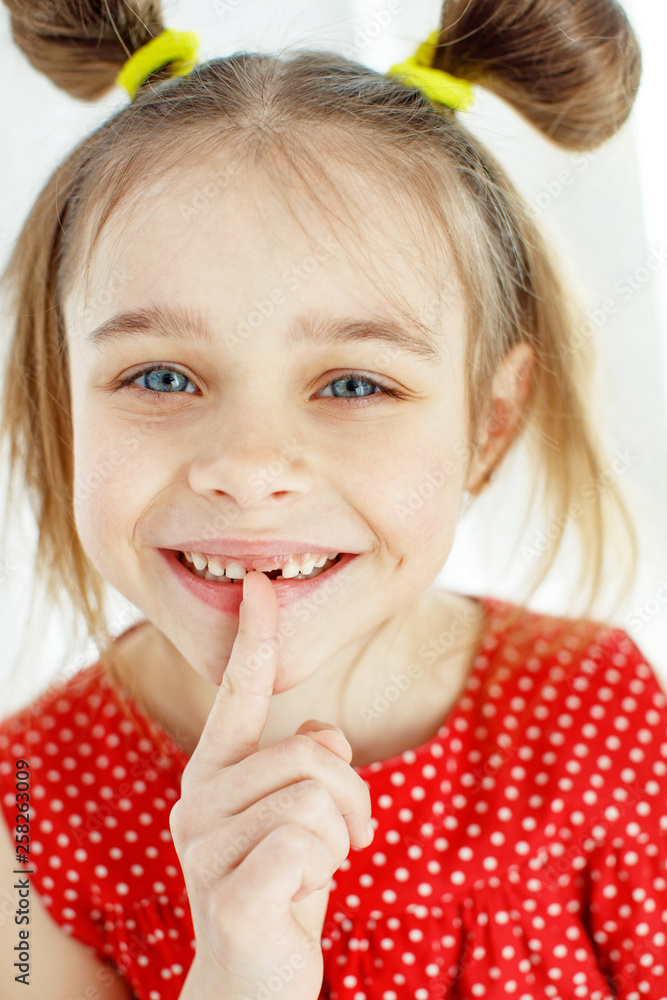 Fototapeta premium The child lost a tooth