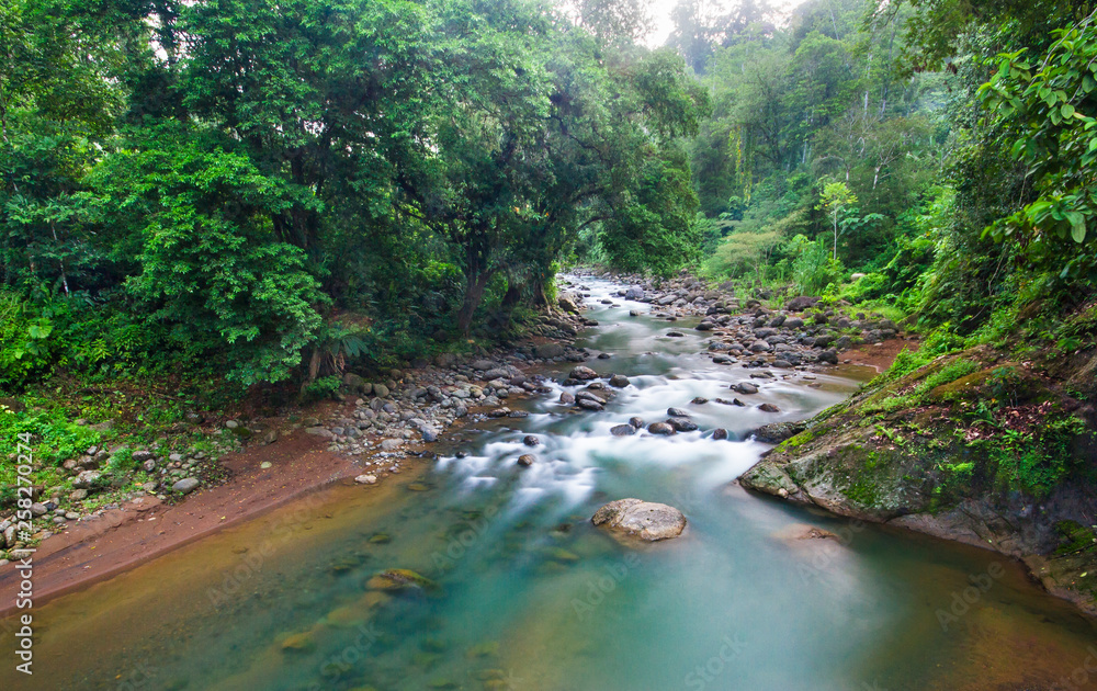 Φωτογραφία The Tscui River (or Rio Tscui) near the indigenous town of Yorkin in Talamanca, Costa Rica