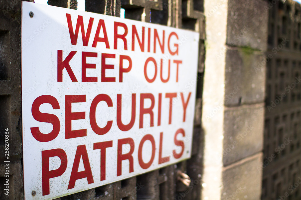 Naklejka premium Warning sign at an abandoned scrapyard in Shropshire, England.