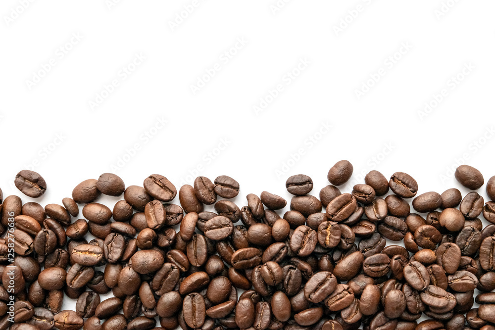 Obraz premium Roasted coffee beans isolated on white background. Close-up.