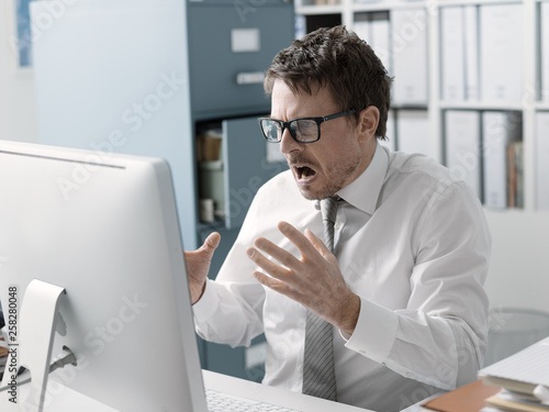 Obraz na plátně Angry business executive shouting at the computer