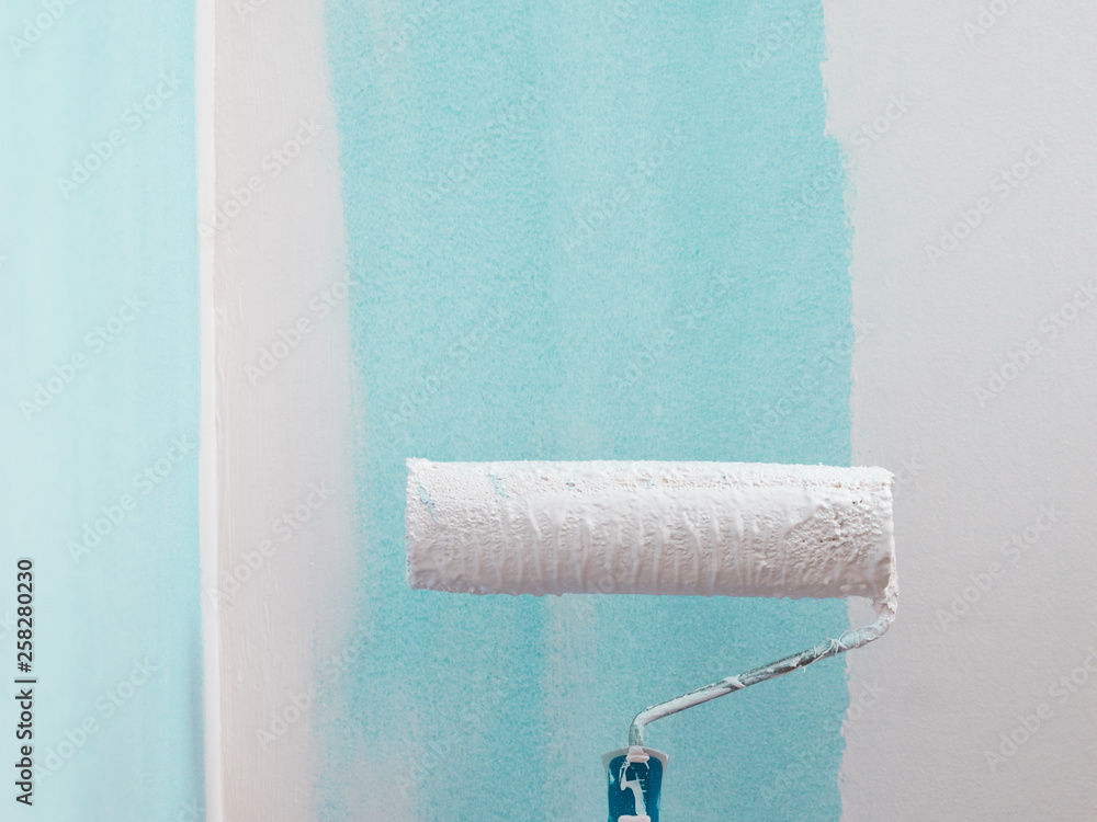Obraz premium Person applying paint on wall