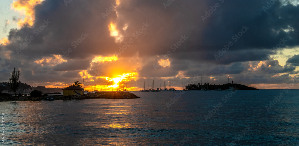 Lever de soleil sur le Gosier - Guadeloupe Lever de soleil sur le Gosier - Guadeloupe