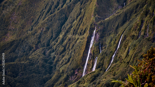 Hohe Wasserfälle auf der Insel Flores.