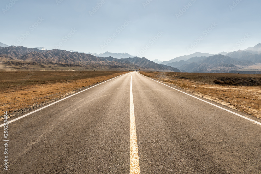 Fototapeta premium Autostrada przez Wielki Kanion, Xinjiang, Chiny