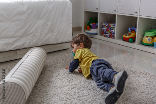 A beautiful child plays and enjoys with his toys in his bedroom © Óscar