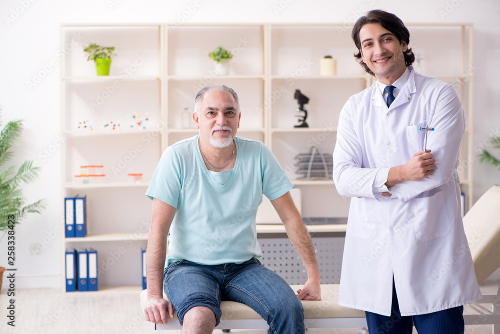 Obraz premium Old man visiting young male doctor