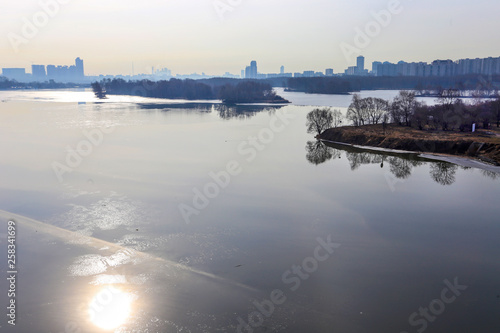 Fototapeta Naklejka Na Ścianę i Meble -  a wonderful sunny day of the beginning of April.  Ice on Moscow River