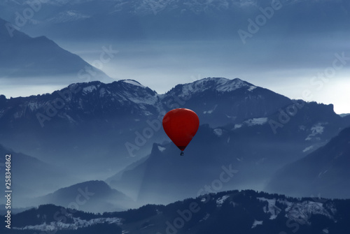 Heißluftballon über den Alpen