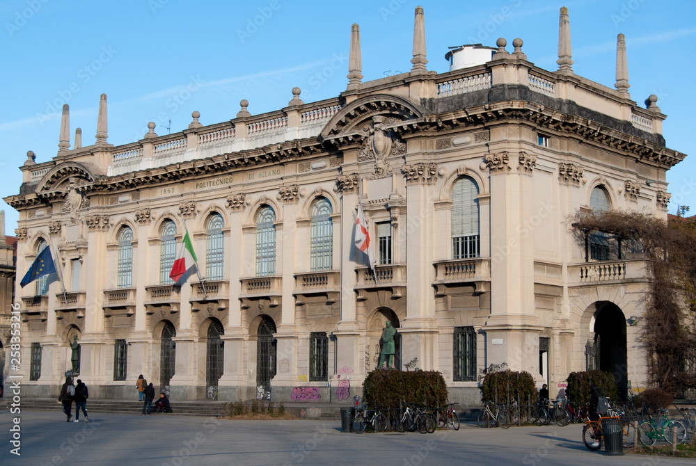 Obraz premium Plac z budynkiem Uniwersytetu Politechnicznego