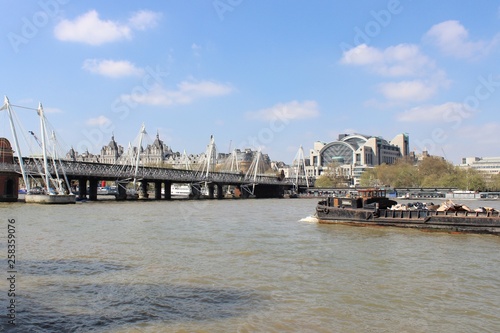 Beautiful London seen during a city tour along thames river and famous architecture © Stimmungsbilder1