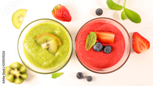 фотографія fruit smoothie, fruit juice on white background