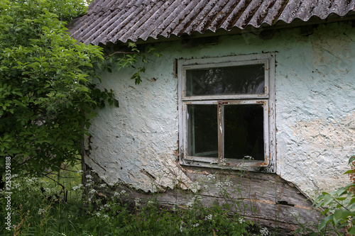 The old ruined and abandoned house in the countryside © leomalsam