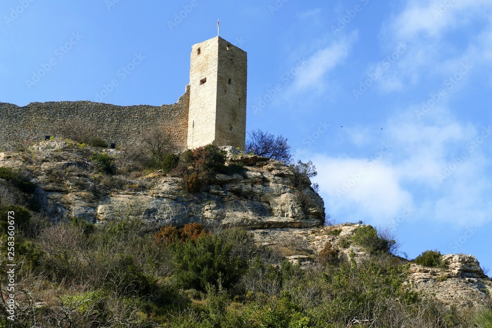Tour et remparts de la forteresse de Mornas près d'Orange, Vaucluse, France