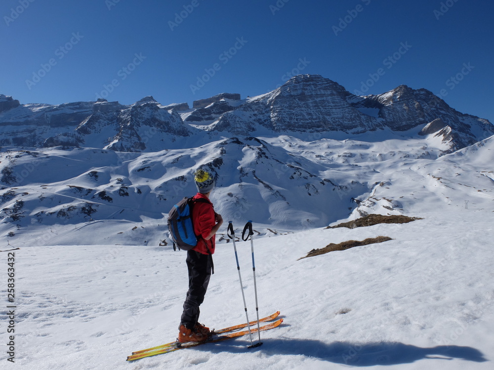 cirque de Gavarnie randonnée en ski de montagne avec un jeune garçon dans la neige face nord du taillon