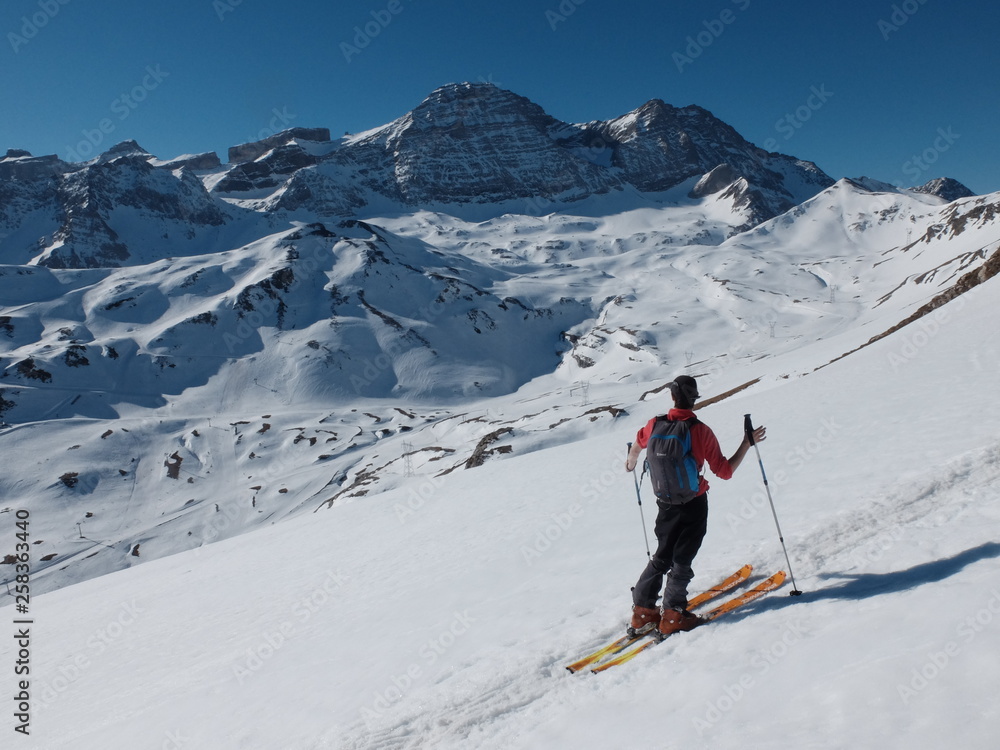 Gavarnie, breche de Rolland, Taillon, randonnée en ski de montagne avec un jeune garçon dans la neige