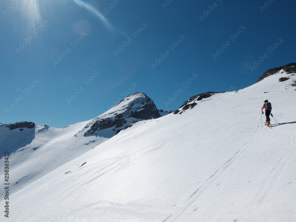 randonnée en ski de montagne avec un jeune garçon dans la neige