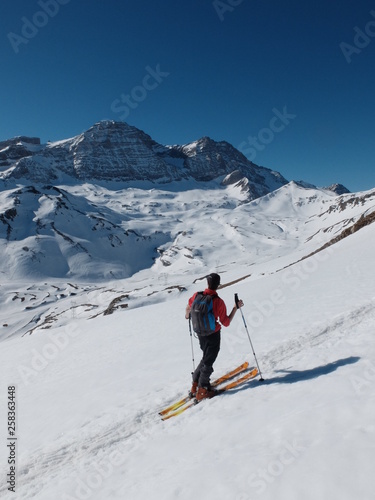 Wallpaper Mural randonnée en ski de montagne avec un jeune garçon dans la neige Torontodigital.ca