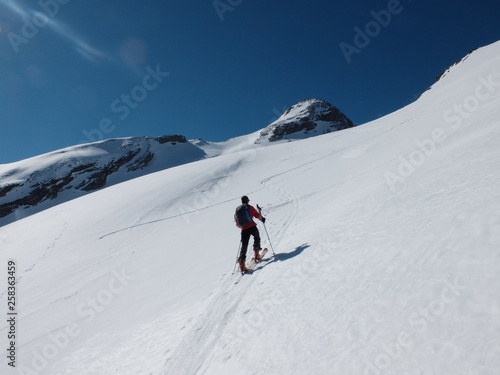 randonn  e en ski de montagne avec un jeune gar  on dans la neige