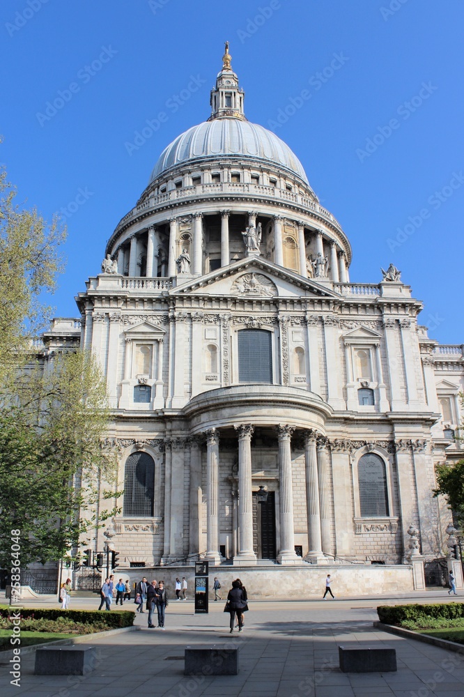 Obraz premium Beautiful London seen during a city tour along thames river and famous architecture