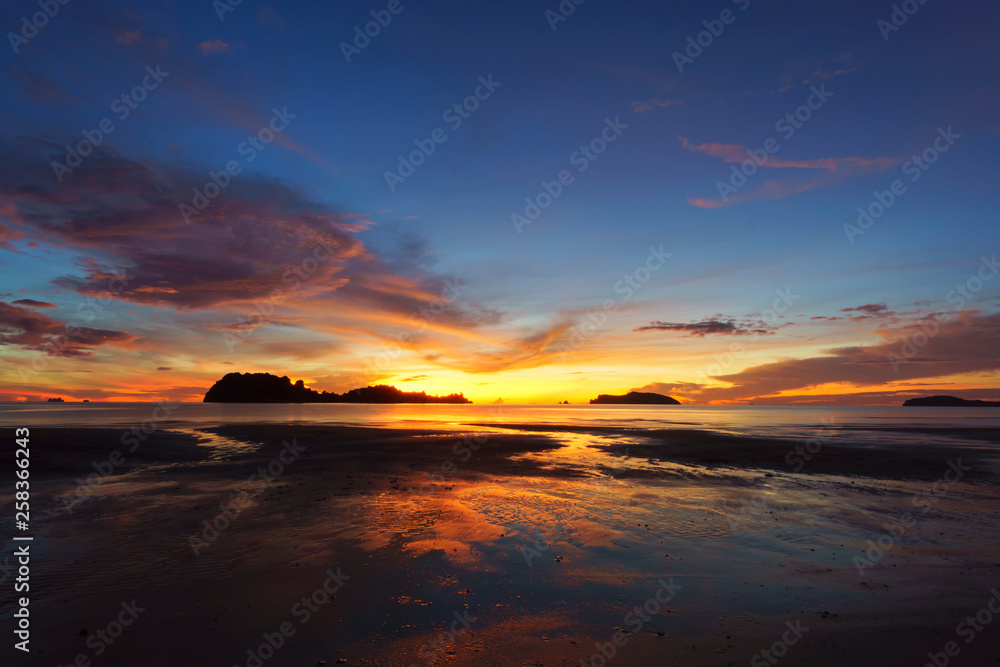 Obraz premium Beautiful sky sunrise landscape over the sea in the morning