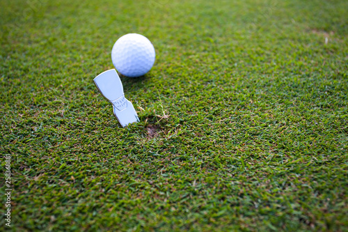 Fotografi Repairing Ball Marks on green
