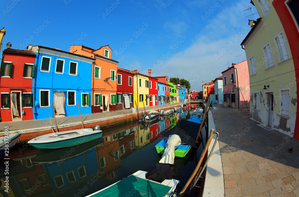 Fototapeta premium Colored houses and boats of Burano Island near Venice