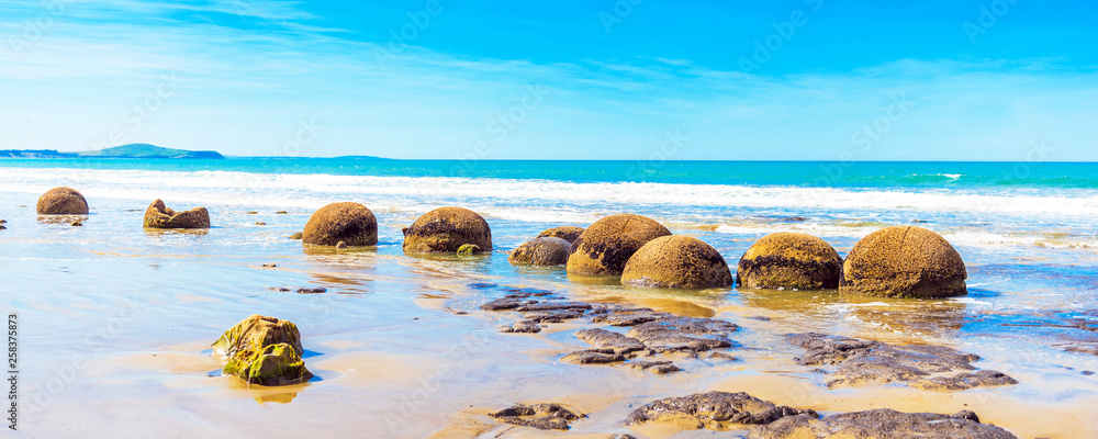 Φωτογραφία Moeraki boulders on Koyokokha beach in the Otago region, New Zealand