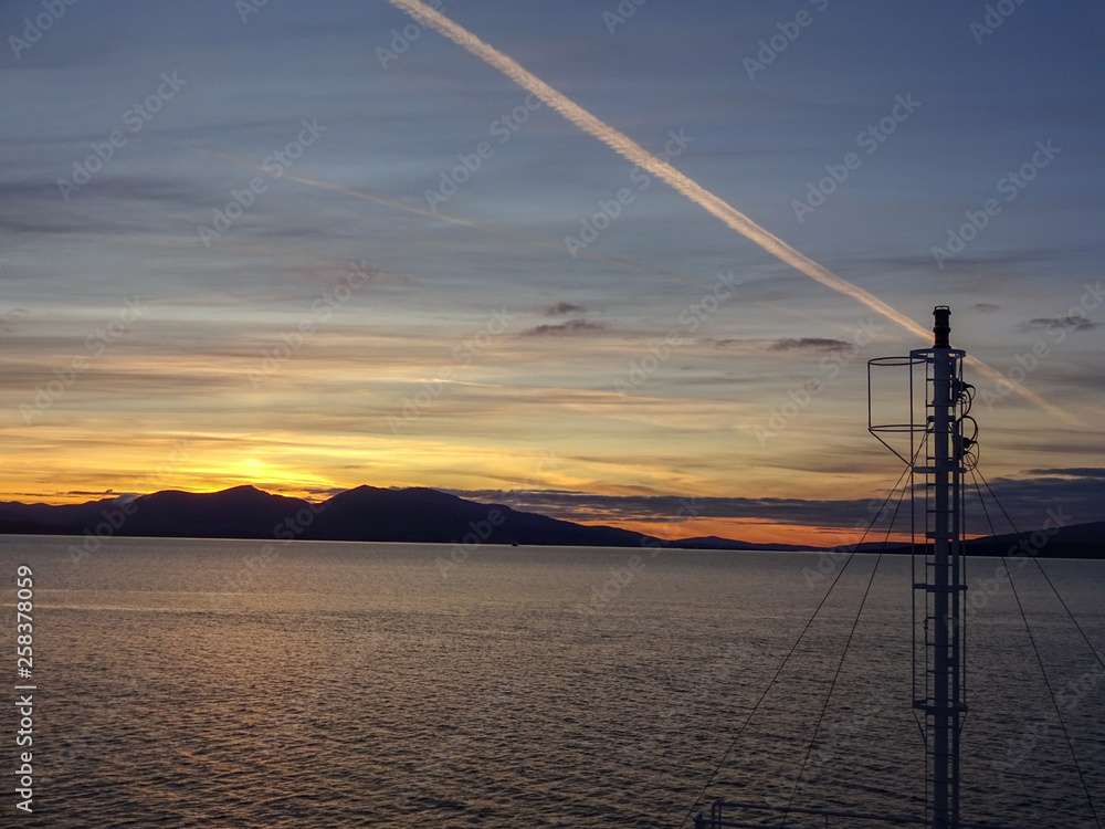 Sonnenuntergang über der Oban Bay auf der Fähre zur Isle of Mull Schottland mit Schiffsmast