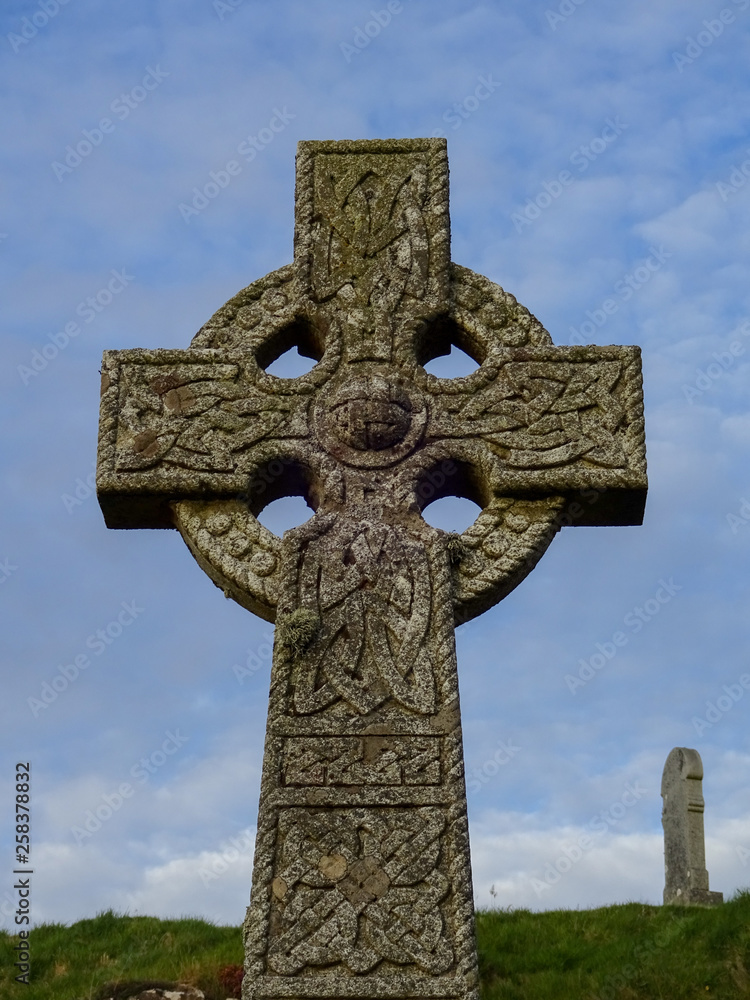 Keltisches Kreuz auf dem Dervaig old burial ground auf der Isle of Mull in Schottland Keltisches Kreuz auf dem Dervaig old burial ground auf der Isle of Mull in Schottland