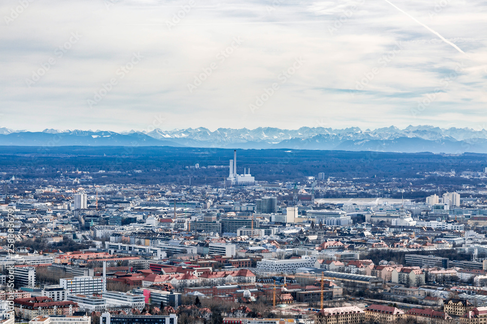 Aussicht vom Olympiaturm über München mit Industrieturm