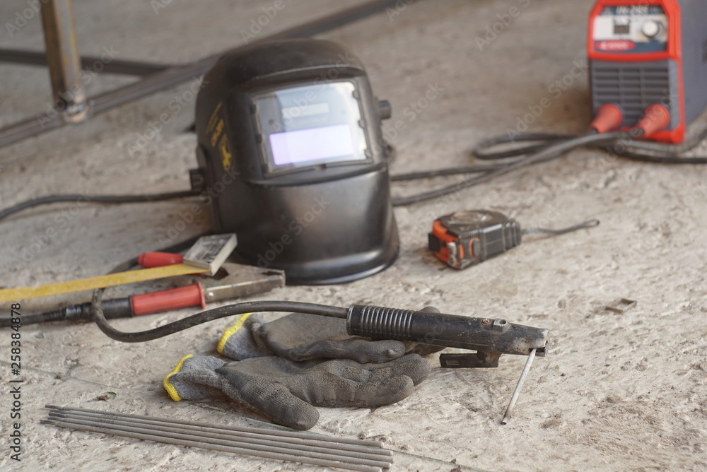 Inverter welding machine, welding equipment, set of accessories for arc welding.