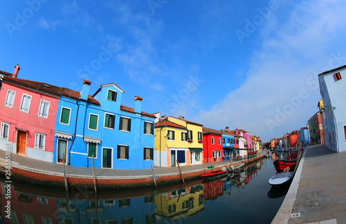 waterway on Burano Island and the famous Colourfully painted hou © ChiccoDodiFC