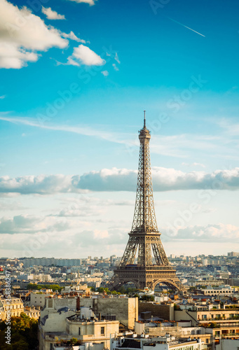 Wieża Eiffla i panoramę Paryża