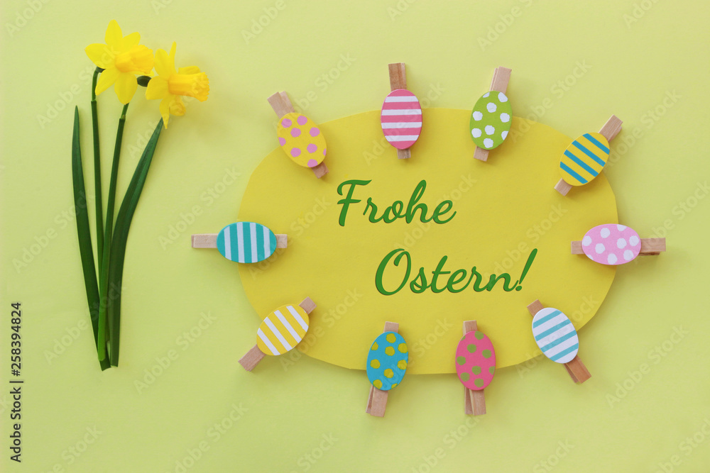 Grußkarte Frohe Ostern mit Ostereiern und Osterglocken