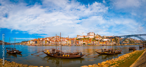vistas turistas a oporto y rio Duero con barcos de vino en Portugal  photo