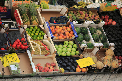 Obst und frisches Gemüse, in Kisten auf einem Marktstand in Italien