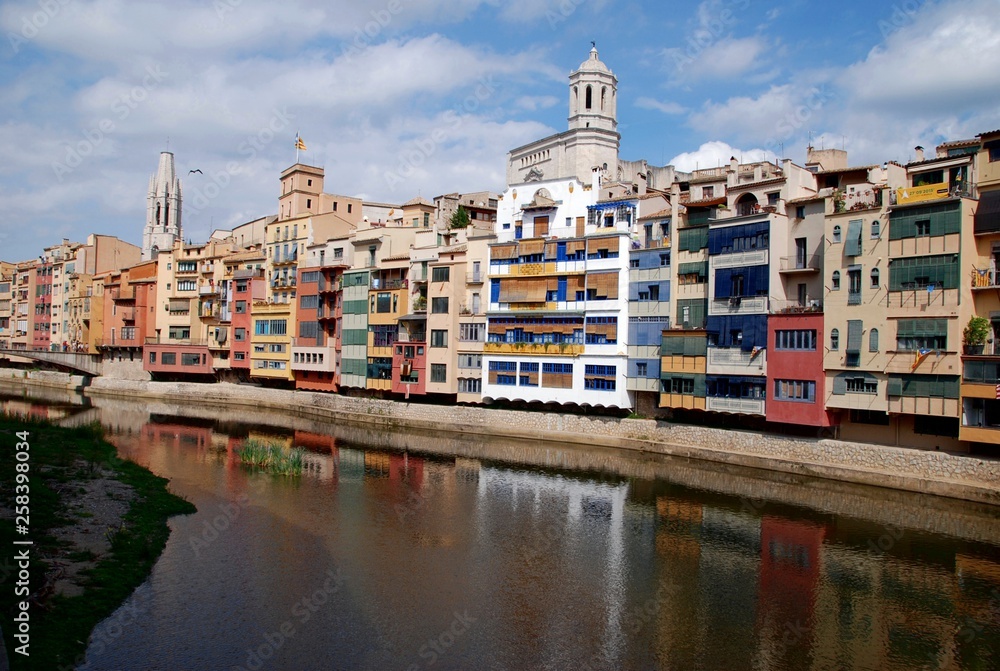 Obraz premium Girona on a sunny day