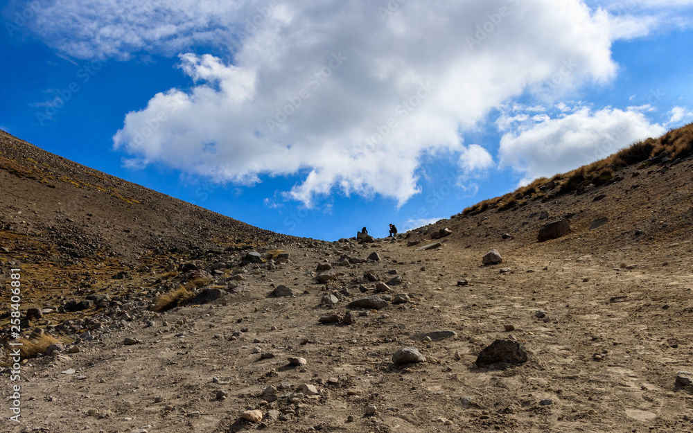 Silueta de personas esperando en el pasaje norte al cráter del Nevado de Toluca (panorámica)