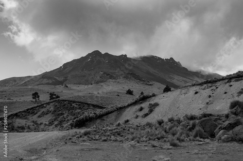 Crater del Nevado de Toluca visto desde el camino en blanco y negro (HDR)