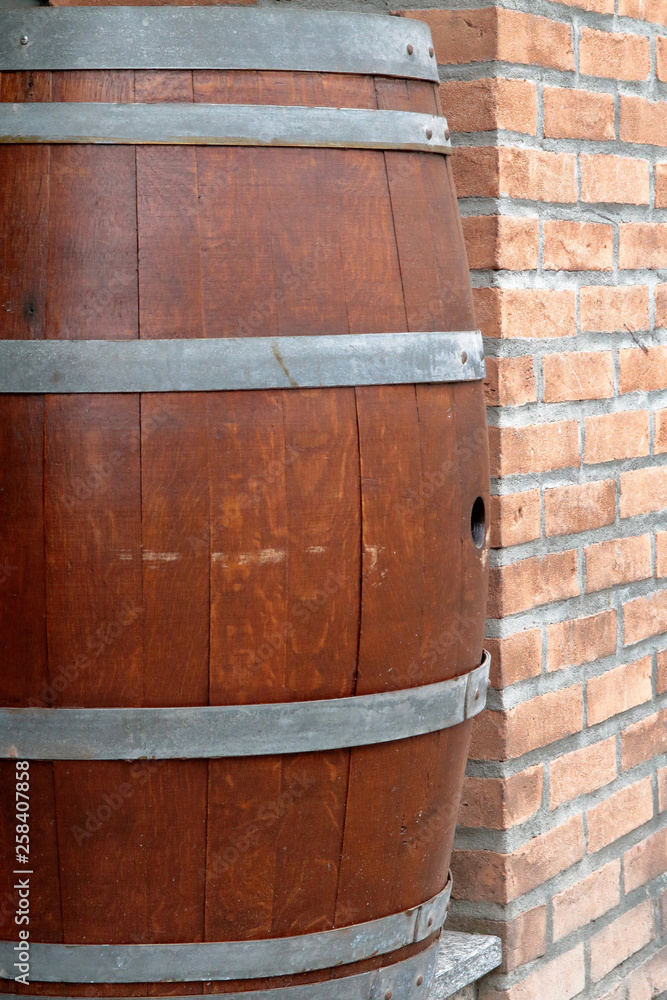 Barile di legno con per alcolici, Wooden barrel with alcohol Barile di legno con per alcolici, Wooden barrel with alcohol