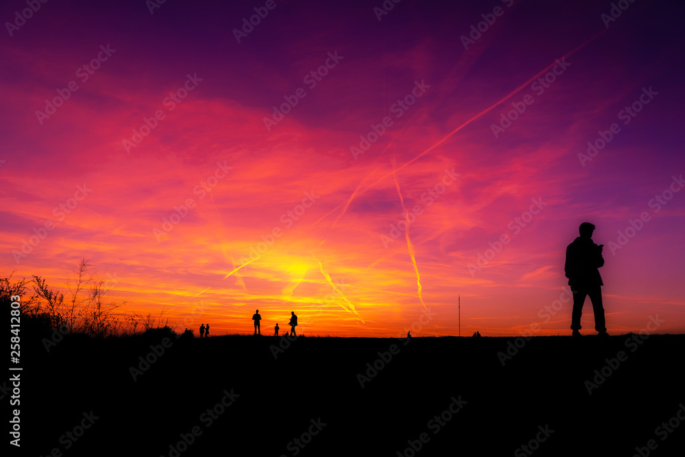 Fototapeta premium Spektakulärer Sonnenuntergang in Berlin auf dem Drachenberg, In einem Surrealen Look.