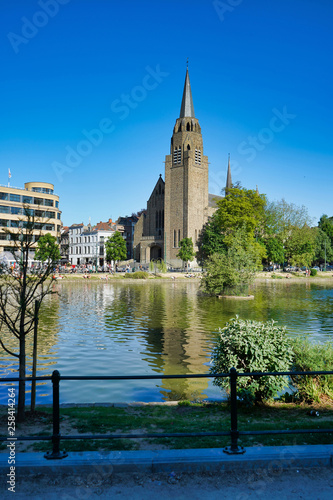 Obraz na płótnie BRUSSELS, BELGIUM - MAY 6, 2018: Church of the holy cross, and Flagey building along Ixelles lakes w salonie