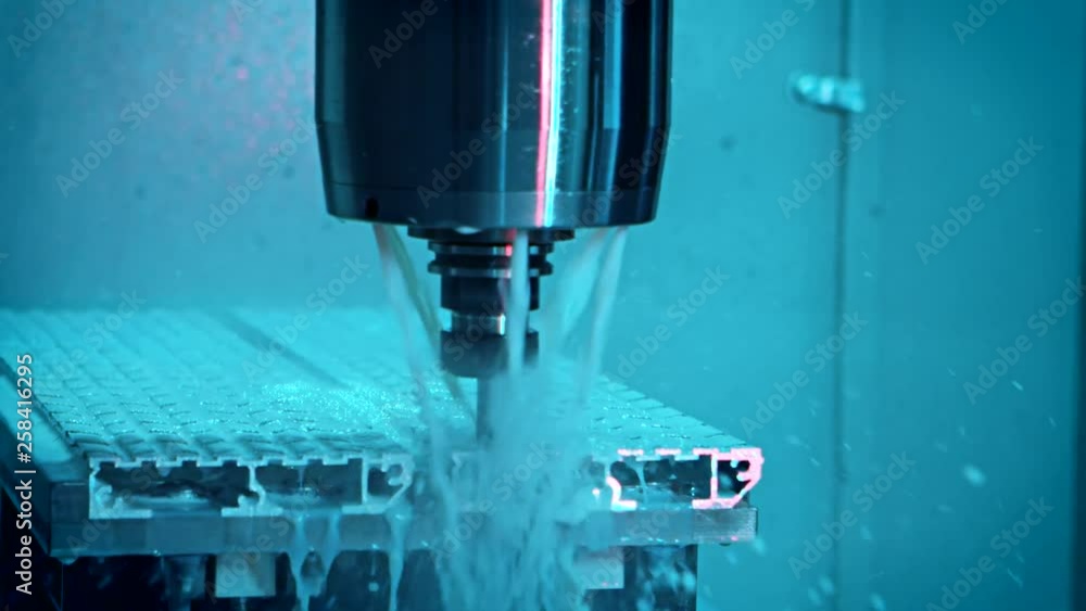 CNC Fräse bearbeitet Werkstück, Kühlmittel spritzt (RED cinema Kamera) CNC Fräse bearbeitet Werkstück, Kühlmittel spritzt (RED cinema Kamera)