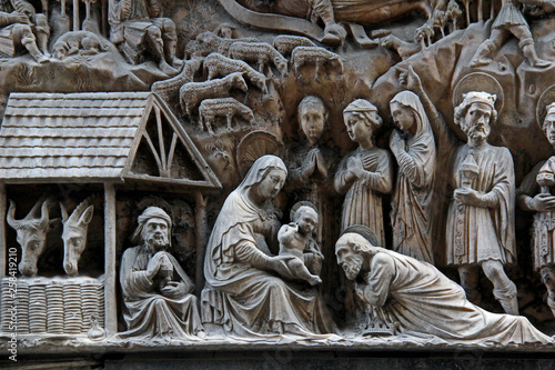 adorazione dei Magi (particolare); altorilievo in marmo di Elia e Giovanni Gagin Fototapet