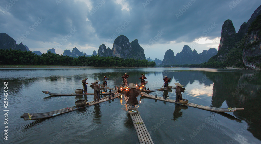 Φωτογραφία Fisherman on Li River at night